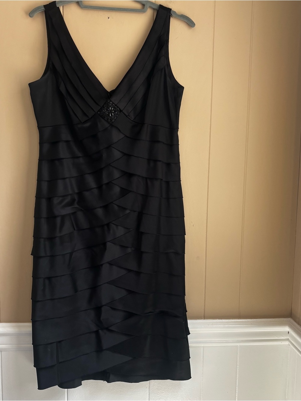 Jones New York Women’s Black V-Neck Pleated Tiered Ruffle Sheath Dress Size 8